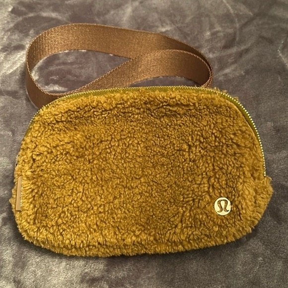 Lululemon Everywhere Belt Bag 1L Sherpa Fleece in Burnt Caramel - Picture 5 of 7